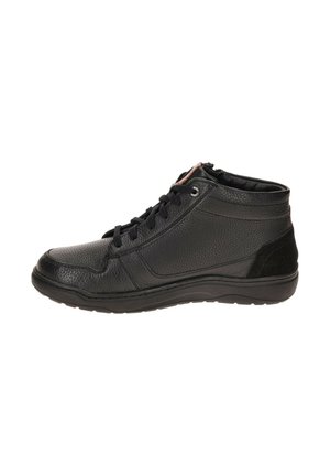Baskets montantes en cuir noir avec surface texturée, laçage à l'avant et semelle en caoutchouc, vues du côté extérieur sur fond blanc.