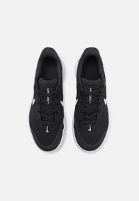 Čierne športové topánky s textúrovaným zvrškom, šnúrkami a bielym logom Swoosh. Obsahujú polstrovanú podrážku a gumovú trakčnú podrážku.