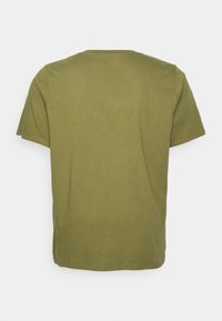 Levi's® Plus GRAPHIC TEE - T-shirt estampada - martini olive