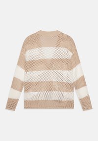 Leichtes, gestricktes Sweatshirt in Beige mit weißen horizontalen Streifen, das ein lockeres, offenes Mesh-Design und einen runden Halsausschnitt aufweist.