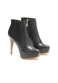 Botas de cuero negras hasta el tobillo con un diseño elegante, punta afilada y tacón de aguja alto. Presentan detalles de cremallera dorada y suela de plataforma.