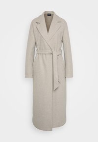 Lungo cappotto di lana beige con ampi risvolti, vita con cintura e tasche laterali, esposto su uno sfondo chiaro e semplice.
