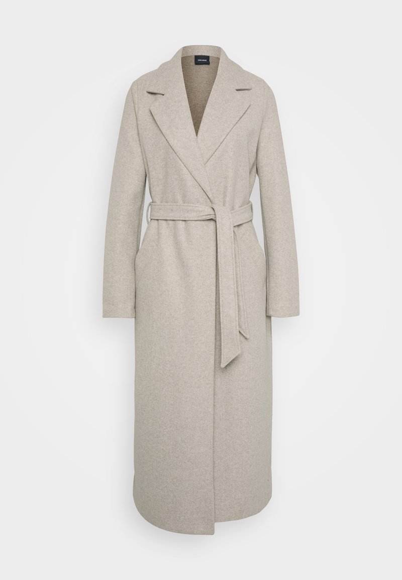 Manteau long en laine beige avec des revers larges, taille ceinturée et poches latérales, présenté sur un fond clair uni.