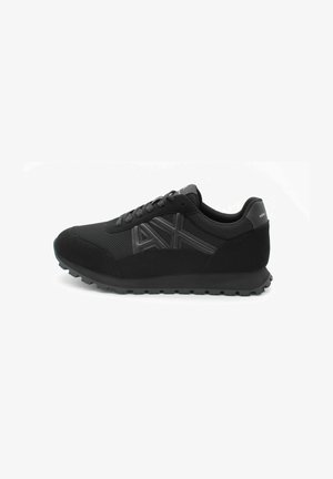 Czarne sportowe sneakersy z siateczkowym wierzchem, zamszowymi akcentami, gumową podeszwą i markowymi szczegółami na pięcie. Niskiem profil, sznurowany fason.