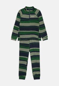 Ensemble thermique pour enfants avec un haut zippé à manches longues et un pantalon assorti, rayé vert, marine et gris, avec des poignets côtelés et un petit logo sur la poitrine.