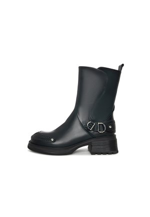 Schwarze Lederstiefel bis zur Mitte der Wade mit niedrigem Blockabsatz, dekorativenMetallbeschnallungen und Ziehlasche hinten, glatt gerundete Zehenpartie mit genähten Details.