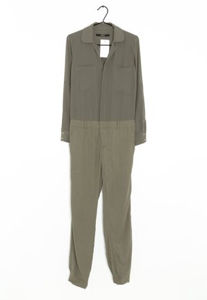 Mono verde oliva con mangas largas, cuello, dos bolsillos en el pecho, cintura elástica y piernas entalladas; tejido liso con detalles de botones.