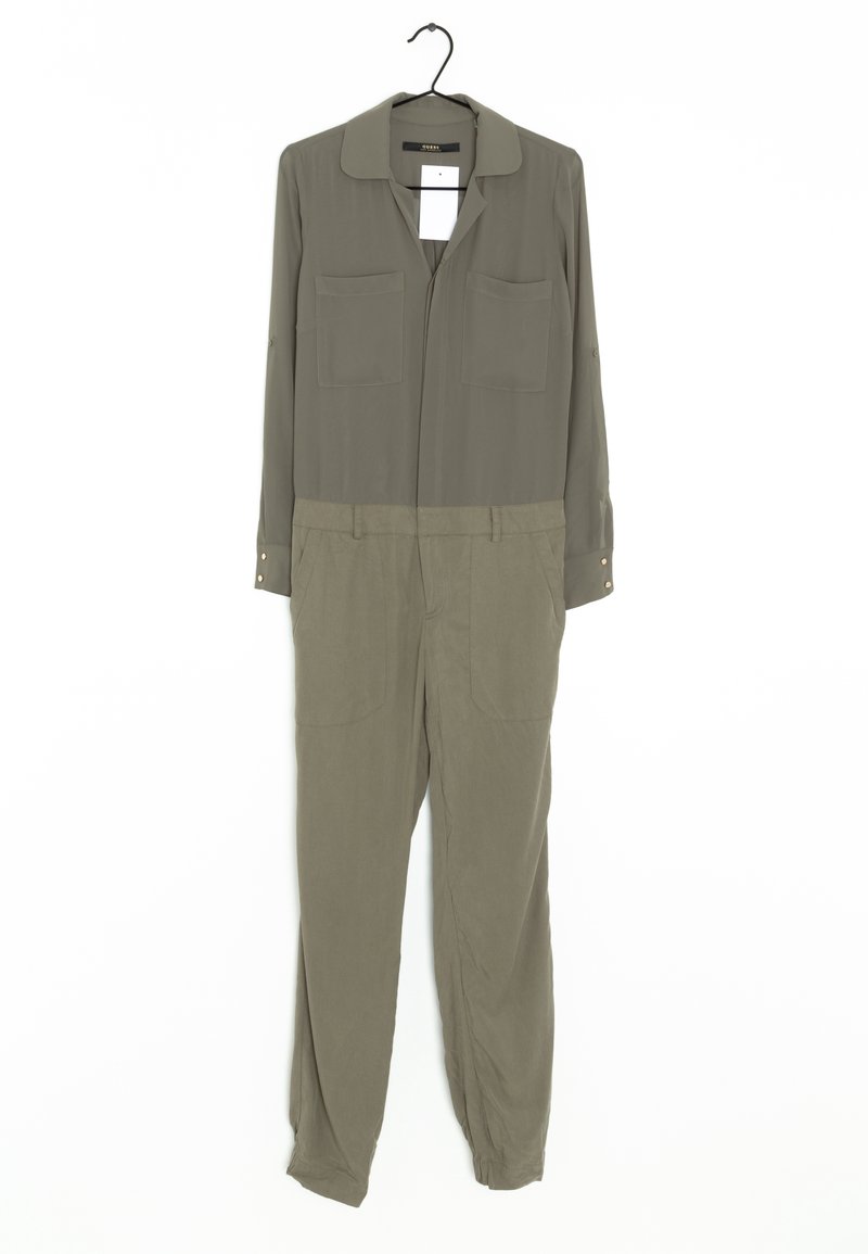 Combinaison vert olive à manches longues, col, deux poches poitrine, taille élastique et jambes fuselées ; tissu lisse avec des accents de boutons.