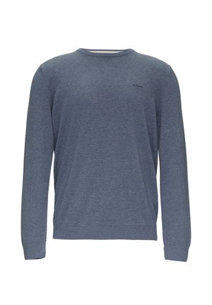 Blauw longsleeve trui gemaakt van zachte stof, met een geribde kraag en manchetten, en een klein logo op de borst. Eenvoudig ontwerp, geen patronen.