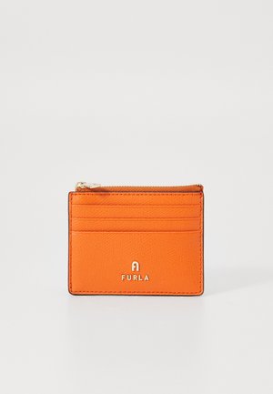 Furla oranje kaarthouder van gestructureerd leer met een ritscompartiment, meerdere kaartsleuven en een gouden logo-accent.