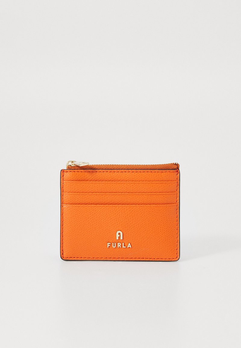 Portafoglio arancione Furla realizzato in pelle testurizzata, con un compartimento con zip, più slot per carte e un accento del logo dorato.