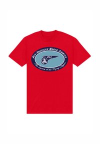 Rød bomulds T-shirt med et blåt oval logo med teksten "Pan American World Airways" og "The System of the Flying Clippers" i hvid.