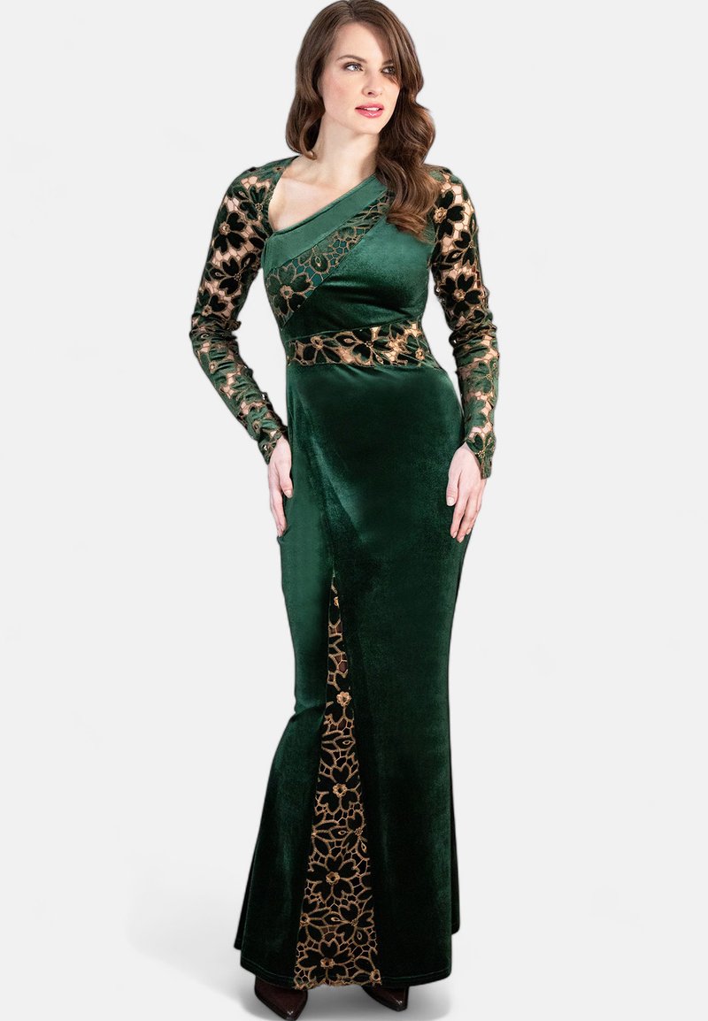 Abito verde in velluto con maniche lunghe in pizzo floreale, scollatura asimmetrica e dettagli dorati in vita e lungo lo spacco laterale. Design elegante e aderente.