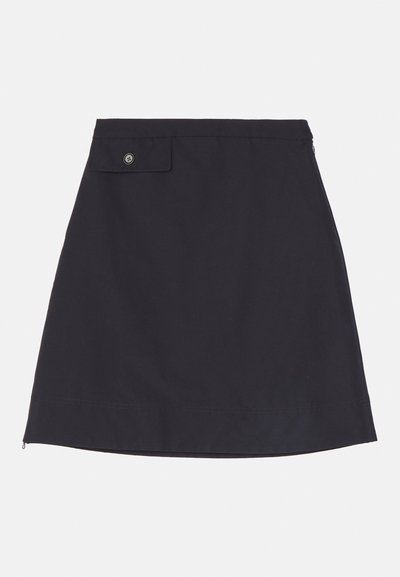Schwarzer Baumwollrock mit gerader Silhouette, mit einer knöpfbaren Tasche, seitlichem Reißverschluss und glatter Stofftextur.