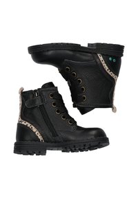 Botas de tobillo de cuero negro con un acabado texturizado, que presentan una cremallera lateral, parte delantera con cordones y acentos de color marrón moteado en el tacón.
