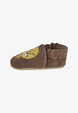 Chausson en daim marron avec broderie de visage de lion, doté d'un bout arrondi et d'une doublure douce, conçu pour le confort et la chaleur.