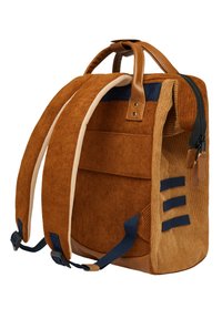 Zaino in corduroy marrone con dettagli in pelle, design verticale, spallacci imbottiti, manico superiore e tasca laterale con zip.