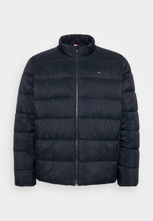 Schwarze gesteppten Puffjacke mit Stehkragen und Frontreißverschluss, ausgestattet mit einem kleinen rot-weiß-blauen Logo auf der Brust.