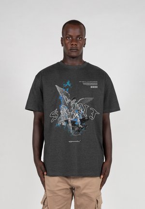 Grå bomulds t-shirt med grafik af en engel og en dæmon, med blå accenter og ordet "SAINT." Korte ærmer og rund halsudskæring.