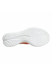 Suela de zapato de goma blanca con patrón de agarre texturizado, que presenta un logo de Under Armour grabado cerca del talón y un ligero acento en rosa.