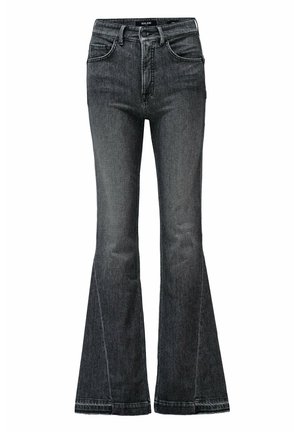 Jean de mezclilla negros acampanados con cintura alta, que presentan bolsillos delanteros y traseros, y una sutil textura desgastada. El dobladillo es ligeramente deshilachado.