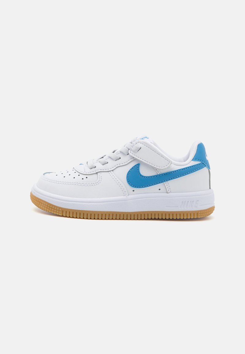 Hvite lær sneakers med blå detaljer, rund tå, snøring foran og gummisåle. Har perforeringer for pusteevne.