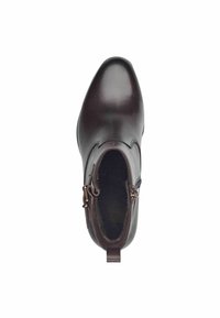 Stivale alla caviglia in pelle marrone con finitura liscia, punta rotonda, cerniera laterale, accessori decorativi e una ansa sul tallone per facilitare l'indossamento.