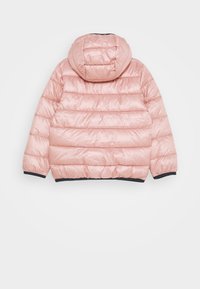 Padded jacket v světle růžové s kapucí, se svislým prošíváním, námořnickými modrými manžetami a lesklou, hladkou texturou.