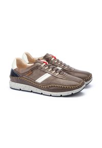 Zapatillas de cuero marrón con rayas laterales blancas, superficie texturizada y una suela beige moteada con costuras visibles. Incluyen cordones rojos.