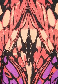 Motif symétrique d'aile de papillon avec des couleurs corail vif, noir, beige et violet, montrant des veines et des taches détaillées.