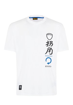T-shirt bianco in cotone con colletto tondo, stampa nera e blu con caratteri giapponesi, "scuola di guida", e un logo blu circolare.