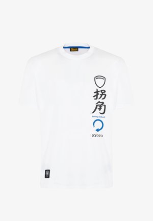 T-shirt bianco in cotone con colletto tondo, stampa nera e blu con caratteri giapponesi, "scuola di guida", e un logo blu circolare.