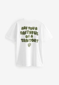 Hvid bomuld t-shirt med stor grøn tekst på ryggen: "ER DU TROFAST ELLER FORRADIUS?" med et grafisk accent under teksten.