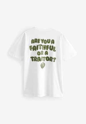 Biała bawełniana koszulka z dużym zielonym napisem na plecach: "CZY JESTEŚ WIERNYM CZY ZDRAJCĄ?" z graficznym akcentem poniżej tekstu.