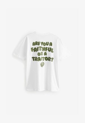 Biała bawełniana koszulka z dużym zielonym napisem na plecach: "CZY JESTEŚ WIERNYM CZY ZDRAJCĄ?" z graficznym akcentem poniżej tekstu.