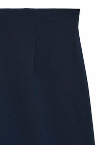 Jupe en tissu bleu marine avec une texture lisse et une taille plate. Présente un design épuré et minimaliste, ainsi qu'un subtil détail de couture à l'arrière.