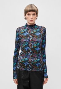Langärmliges Oberteil aus leichtem Stoff, mit schwarzem Grund und einem lebendigen, mehrfarbigen Schmetterlingsmuster sowie einem hohen Kragen.
