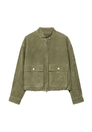 Semišová bunda olivovo zelenej farby so zipsom vpredu, vysokým golierom, dlhými rukávmi a dvoma veľkými prednými vreckami s klapkami na gombíky.