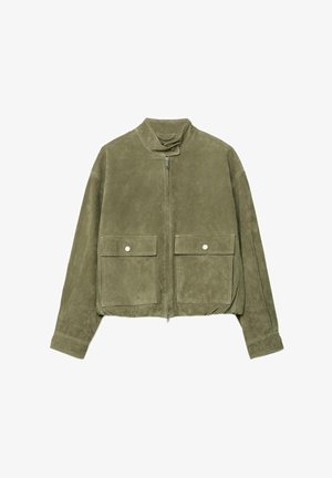 Zamszowa kurtka w oliwkowej zieleni z przednim suwakiem, wysokim kołnierzem, długimi rękawami oraz dwoma dużymi przednimi kieszeniami z patkami na guziki.
