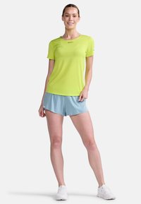 2XU LIGHT SPEED TEE - Sports T-shirt - volt black reflective