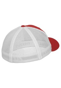 Rode en witte mesh baseball cap met een gebogen klep, met een ademend mesh achterpaneel en een solide rode voorkant.