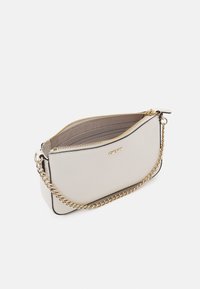 Läderaxelväska i ljusbeige med ett guldkedjestraps, dragkedjestängning och präglad logotyp på framsidan; slät yta.