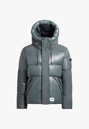 Grüne gepolsterte Jacke mit hohem Kragen, Reißverschluss und elastischen Kordeln. Verfügt über Fronttaschen und eine strukturierte, glänzende Oberfläche.