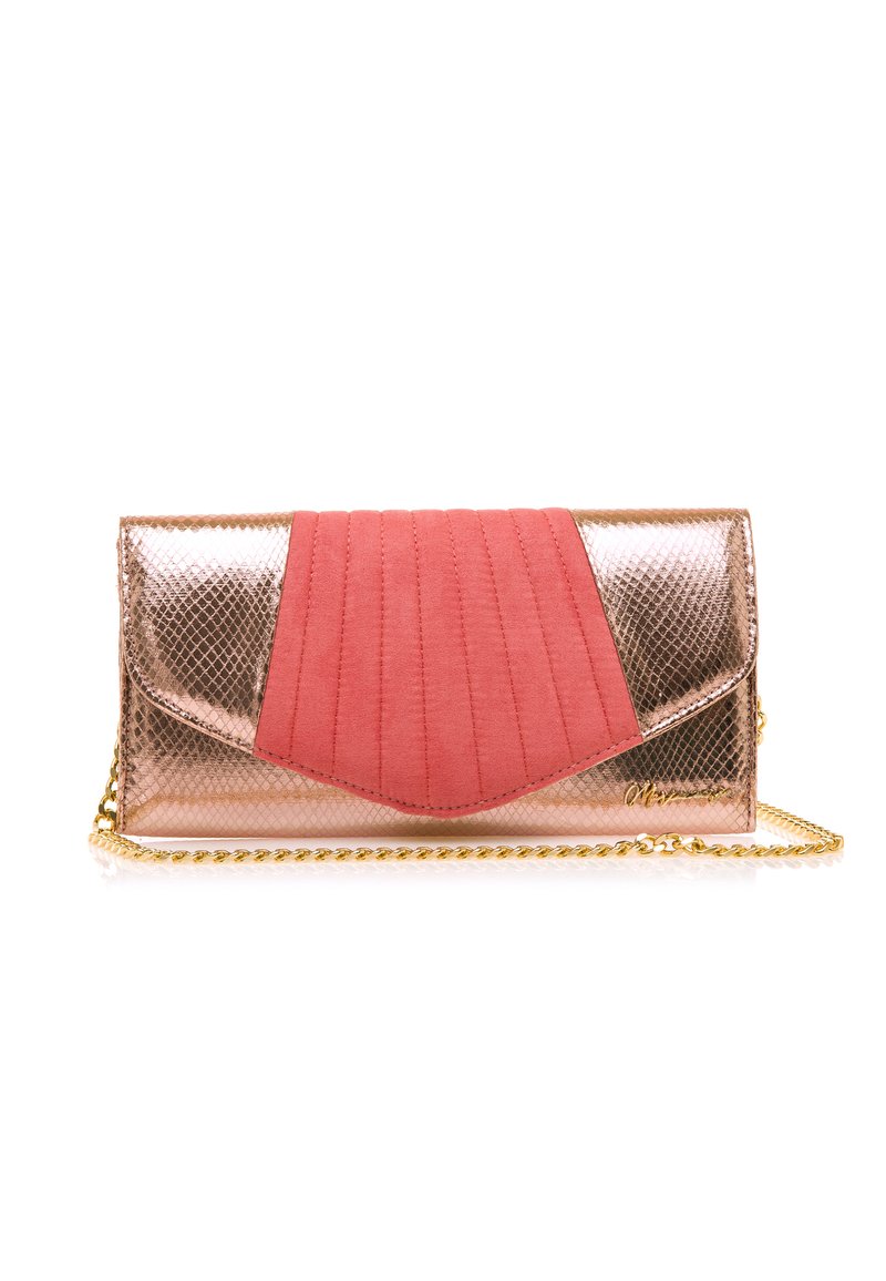 Bolso de mano en material texturizado de oro rosa con un acento de ante color coral, que presenta un detalle acolchado y una correa de cadena dorada.