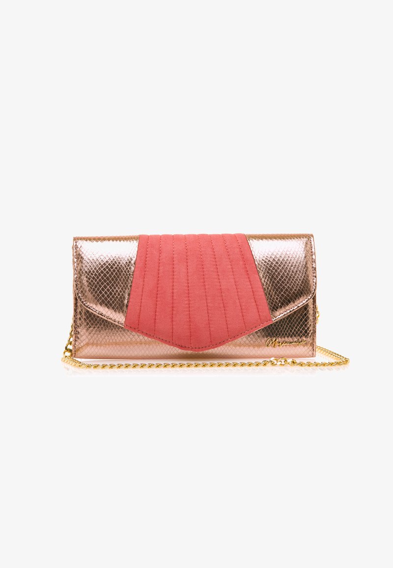 Bolso de mano en material texturizado de oro rosa con un acento de ante color coral, que presenta un detalle acolchado y una correa de cadena dorada.