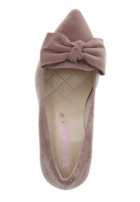 Pointed-toe flat shoe in soft mauve suede. Features a decorative knotted bow on the front and quilted inner lining with brand name.