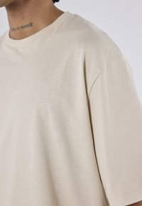 YOURTURN UNISEX 3 PACK BASIC OVERSIZED T-SHIRT - T-shirt basique - dark brown/off-white/dark grey
