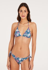Navy bloemen bikini set met een driehoekstop met verstelbare bandjes en bijpassende onderkant met zijdelingse strikjes, versierd met roze en witte bloemen.