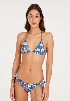 Navy bloemen bikini set met een driehoekstop met verstelbare bandjes en bijpassende onderkant met zijdelingse strikjes, versierd met roze en witte bloemen.