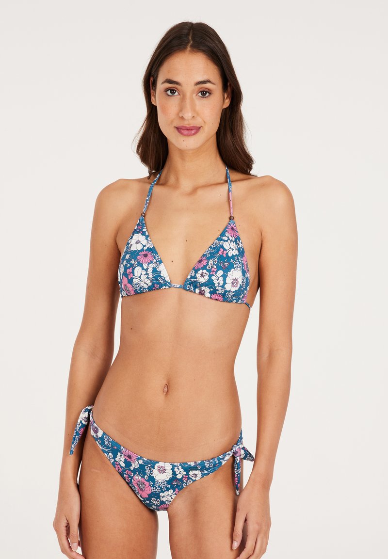 Navy bloemen bikini set met een driehoekstop met verstelbare bandjes en bijpassende onderkant met zijdelingse strikjes, versierd met roze en witte bloemen.